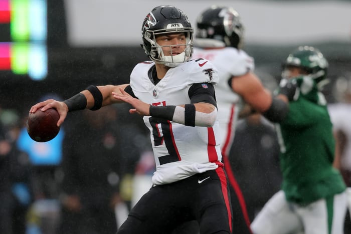 Dec 3, 2023; East Rutherford, New Jersey, USA; Atlanta Falcons quarterback Desmond Ridder (9) drops back to pass against the New York Jets during the first quarter at MetLife Stadium.